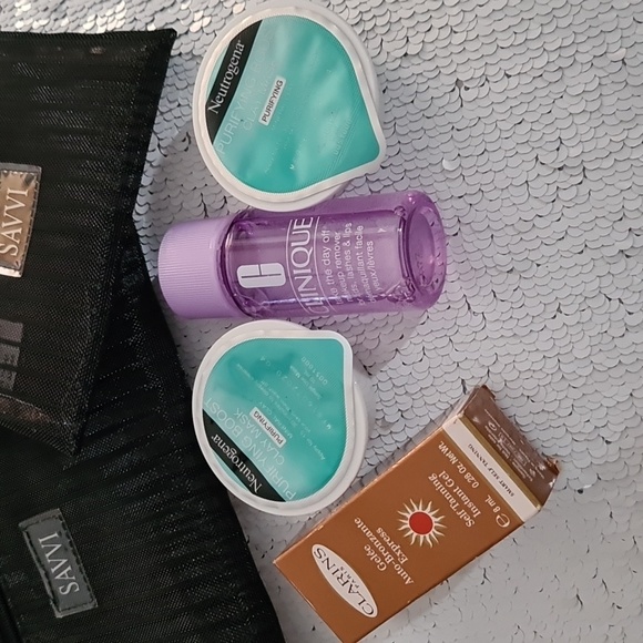 Clinique neutrogena clarins + 2 makeup bags - Picture 2 of 4